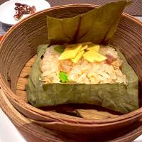 桜海老 干し貝柱 腸詰め入りもち米チャーハン 蓮の葉に包んで