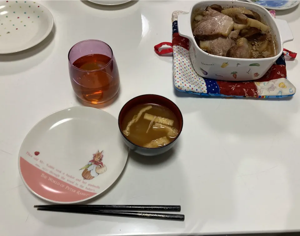 気力が皆無…☆煮豚☆みそ汁（大根・えのき・揚げ）子供達は納豆ご飯付き。パパは納豆ご飯と冷奴付き。|Saharaさん