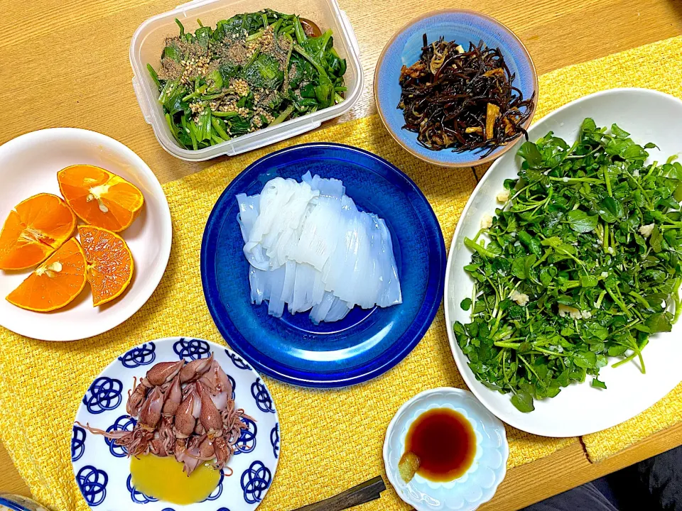 Snapdishの料理写真:釣りたてヤリイカの刺身🎣、ホタルイカの酢味噌🦑、クレソンの塩麹サラダ🥗、ほうれん草のおひたし、奄美大島のたんかん🍊、ひじきと切り干し大根の酢の物|1614さん