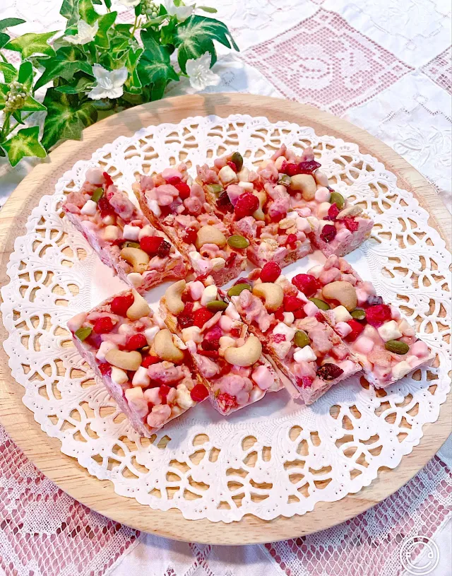 Snapdishの料理・レシピ写真:🤍ホワイトデー🍓苺のチョコレートバー🍓｜ホワイトデーはいちご＆桜スイーツで決まり！