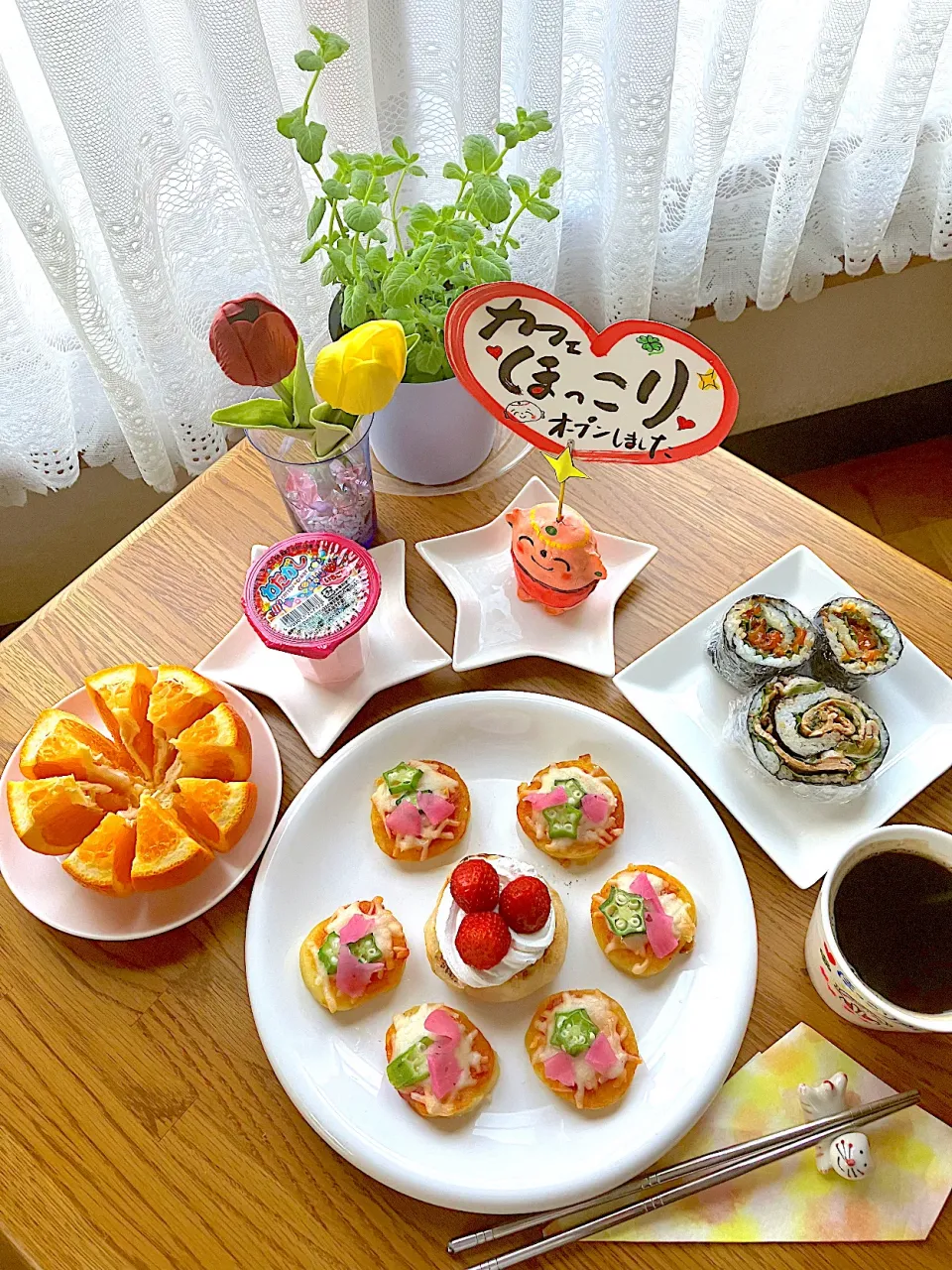 Snapdishの料理写真:ほっこりカフェモーニングセット☕️北あかり芋団子ピザ🍕焼き大福苺乗せ🍓いちご大福^ ^うにクラゲ巻き、焼肉巻き(´∀｀)美味しい朝ごはん出来ました♪💕|HAMI69さん