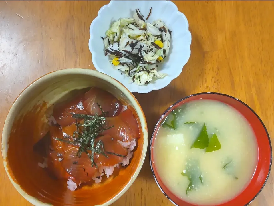 2023 0303　鮪の漬け丼　白菜とひじきのおひたし　じゃがいもとわかめのお味噌汁|いもこ。さん