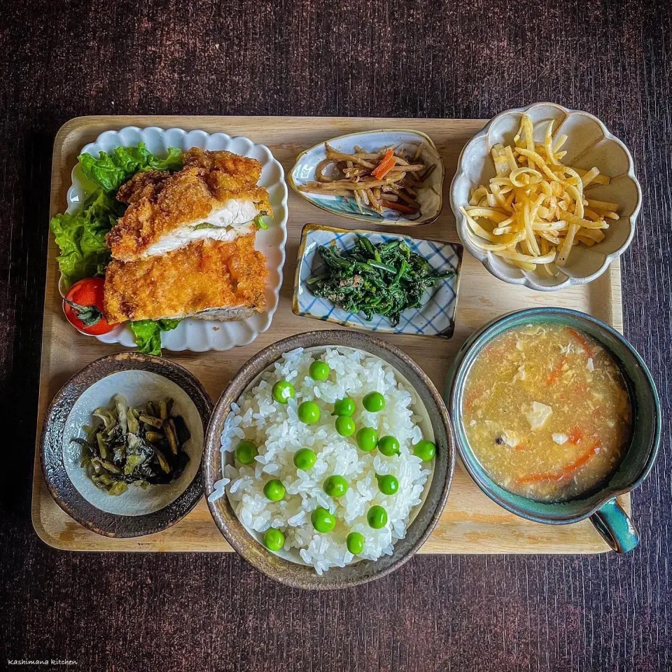 Snapdishの料理写真:グリンピースご飯と梅肉と大葉の鶏胸肉カツ|Kashimanakitchenさん