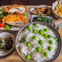 グリンピースご飯と梅肉と大葉の鶏胸肉カツ
