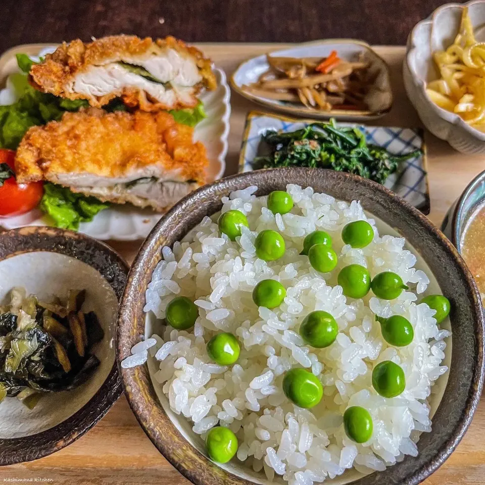 Snapdishの料理写真:グリンピースご飯と梅肉と大葉の鶏胸肉カツ|Kashimanakitchenさん