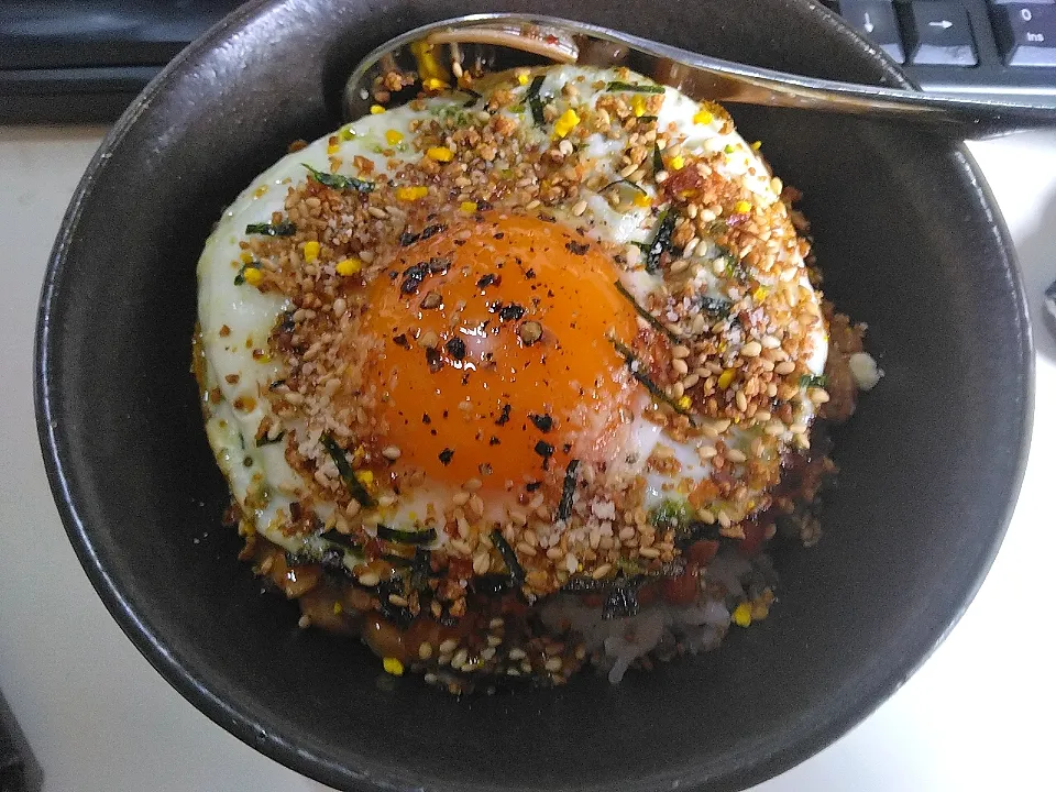 Snapdishの料理写真:なめ茸と肉そぼろ入りショゴス丼|darkbaronさん