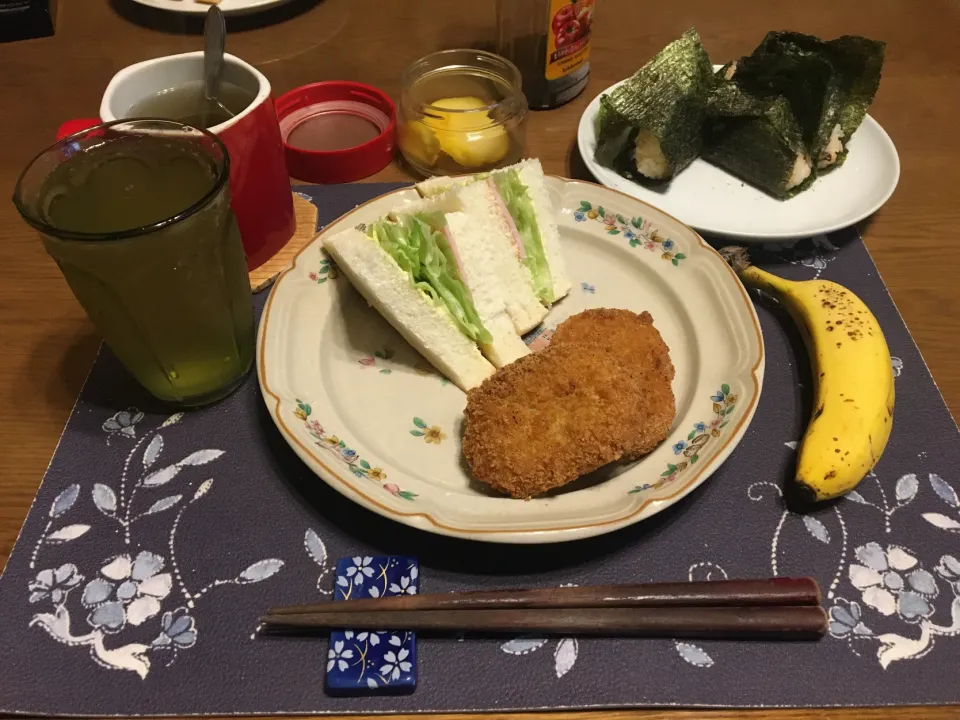 サンドイッチとおにぎりとバナナ(昼飯)|enarinさん