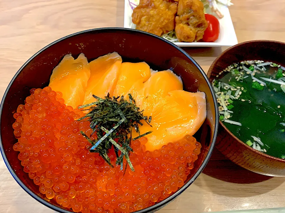 Snapdishの料理写真:サーモンいくら丼の夕飯|yukopunさん