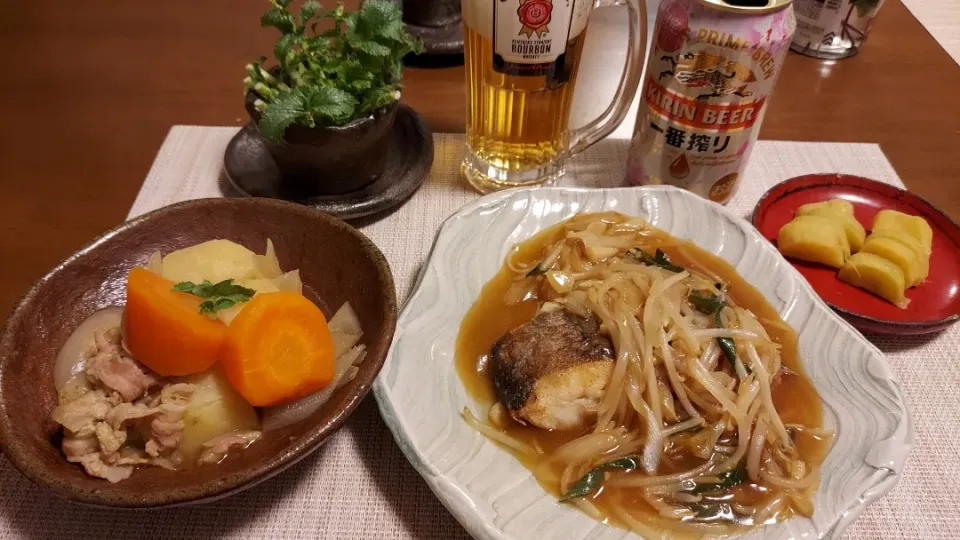 Snapdishの料理写真:カレイ甘酢あんかけ、肉じゃが🍻地元味噌屋さんの大根酒粕漬🍻|miyuki🌱さん