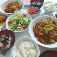 夕食(*^^*)
ひき肉と野菜炒め
カレイの煮付け
ハムサラダ🥗
キムチ
手羽元の参鶏湯風スープ