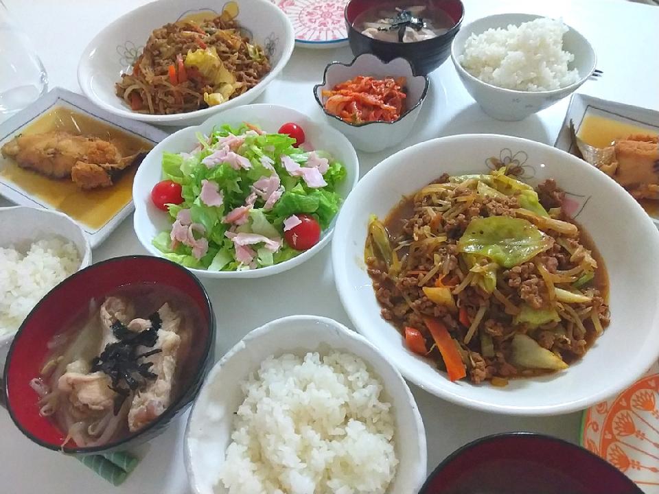 夕食(*^^*)
ひき肉と野菜炒め
カレイの煮付け
ハムサラダ🥗
キムチ
手羽元の参鶏湯風スープ