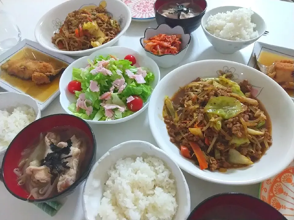 夕食(*^^*)
ひき肉と野菜炒め
カレイの煮付け
ハムサラダ🥗
キムチ
手羽元の参鶏湯風スープ|プリン☆さん