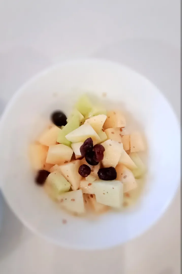 Snapdishの料理写真:Green apples + Red apples + Dried cranberries + Toasted sesame salad sauce|2721_blissさん