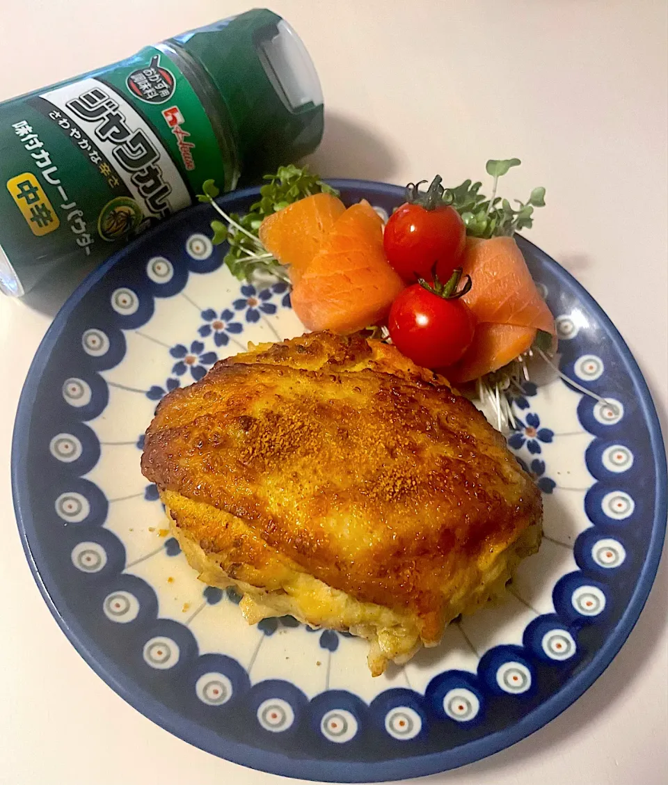 カリッと鶏皮！鳥肉のふわふわ豆腐バーグ🌟カレー風味🍛🥄とブロッコリースプラウトのスモークサーモン巻き🥦︎|jiruさん