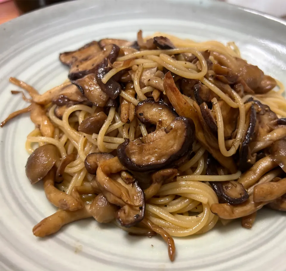 Snapdishの料理写真:贅沢キノコの焦がしバター醤油パスタ🍄🍝|buhizouさん