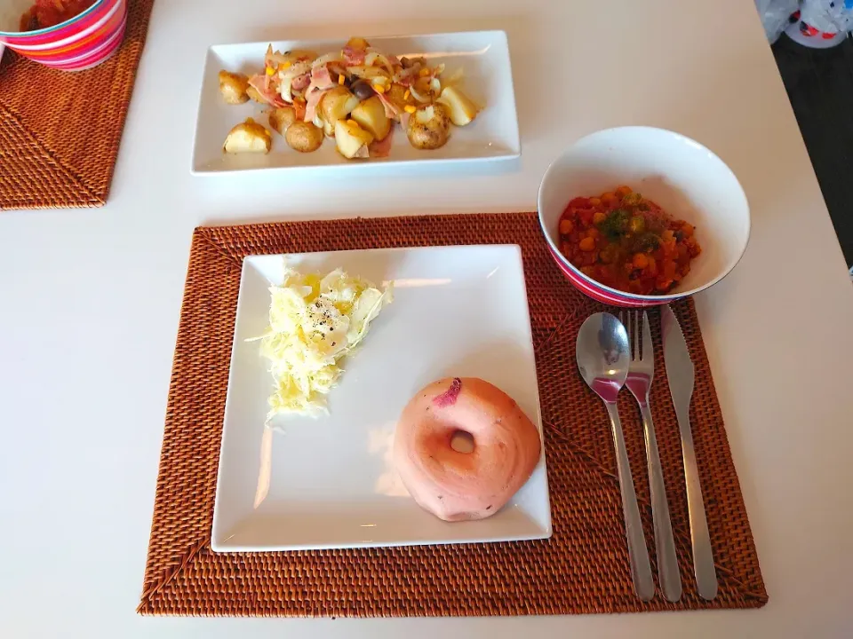 Snapdishの料理写真:今日の昼食　ミックスビーンズチリコンカン、ジャーマンポテト、BAGEL＆BAGEL桜もち🌸|pinknari🐰🌈さん