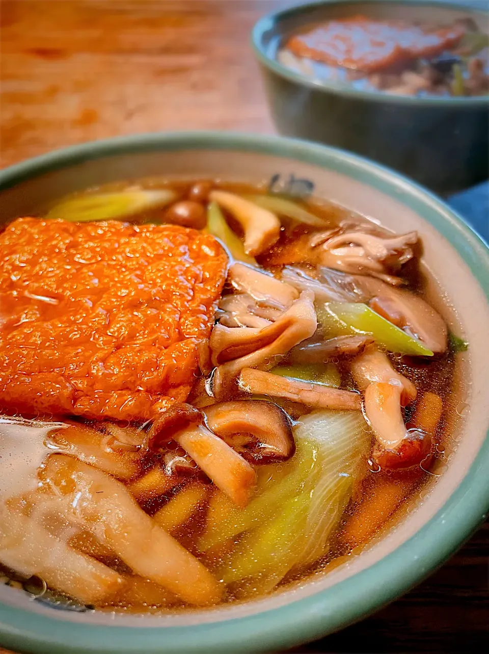 雨の日のお昼ご飯・きのこ色々きつねうどん|akiさん