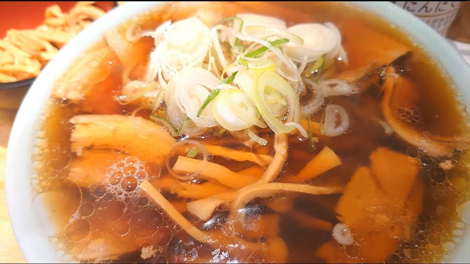 【価格改訂】
中華そば・もり中華
ひろちゃんラーメン！ 池袋店
中華そば (油少なめ、900円)
＋メンマ (裏メニュー、別皿、200円)
@池袋5分
23061 (62,659)