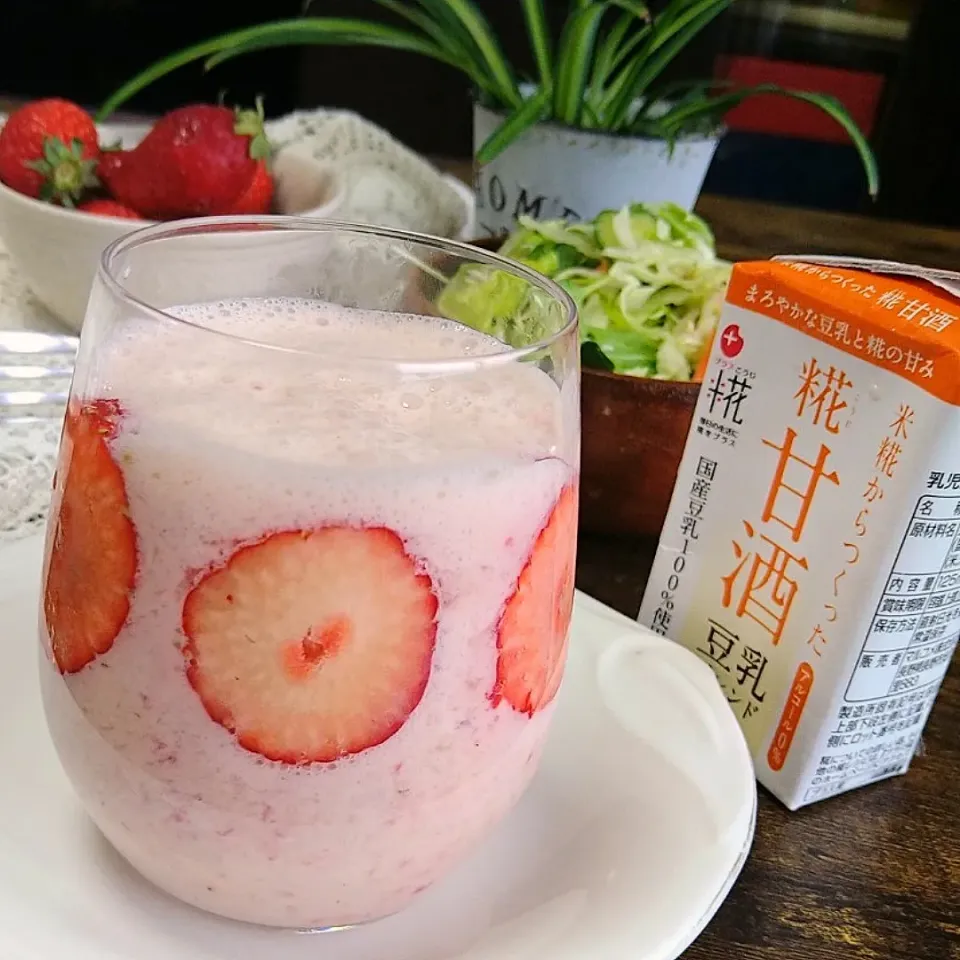 糀甘酒豆乳ブレンドでいちごのスムージー🍓|とまと🍅さん