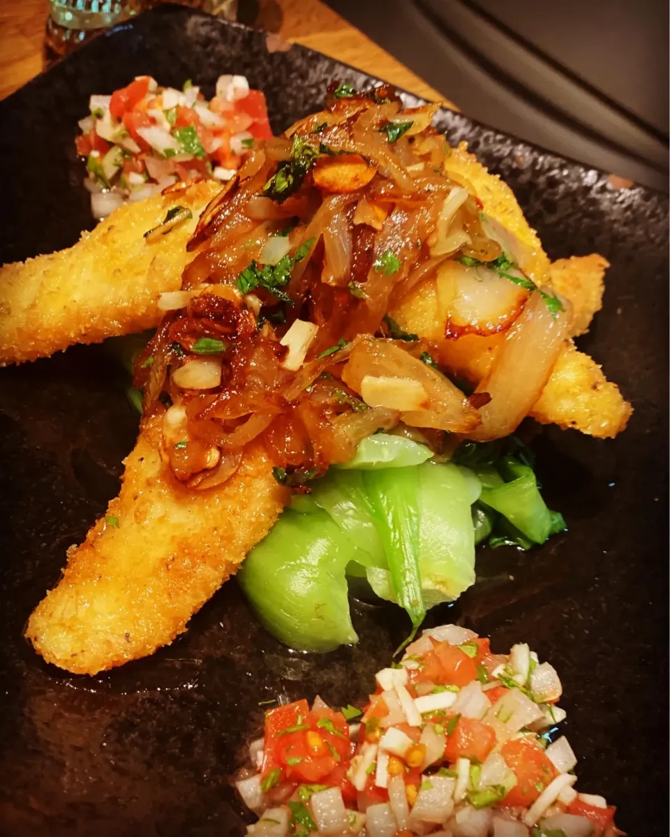 Dinner ! Dinner ! 
Something made on the fly after shopping 
Cajun Seasoned Flatfish Fillet Deep Fried layered on top of Chingensai topped with Onion & Garlic ,|Emanuel Hayashiさん