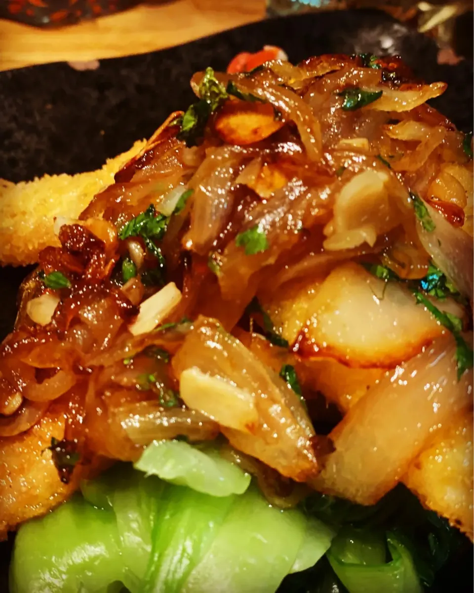 Dinner ! Dinner ! 
Something made on the fly after shopping 
Cajun Seasoned Flatfish Fillet Deep Fried layered on top of Chingensai topped with Onion & Garlic ,|Emanuel Hayashiさん