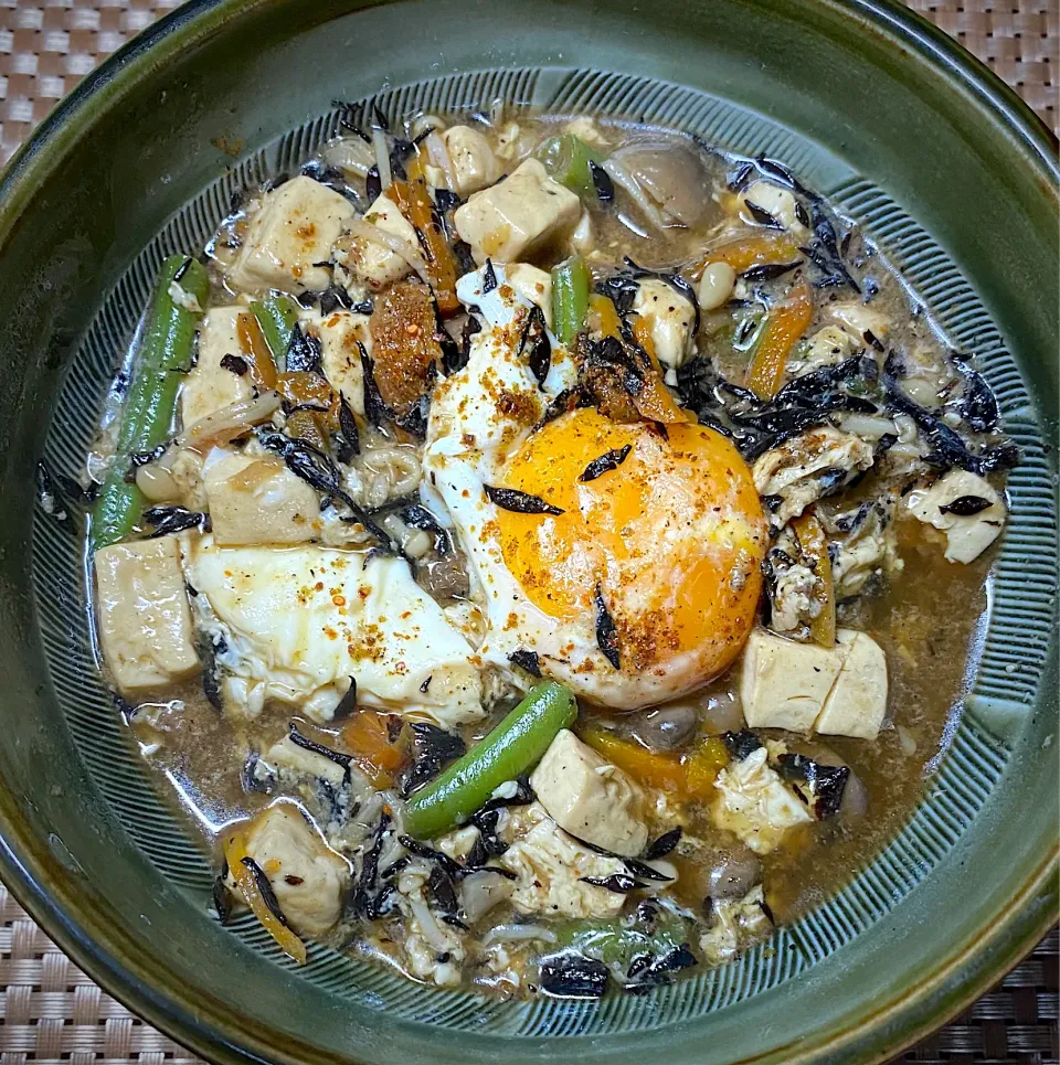 鶏レバーと豆腐の煮込み|すくらんぶるえっぐさん