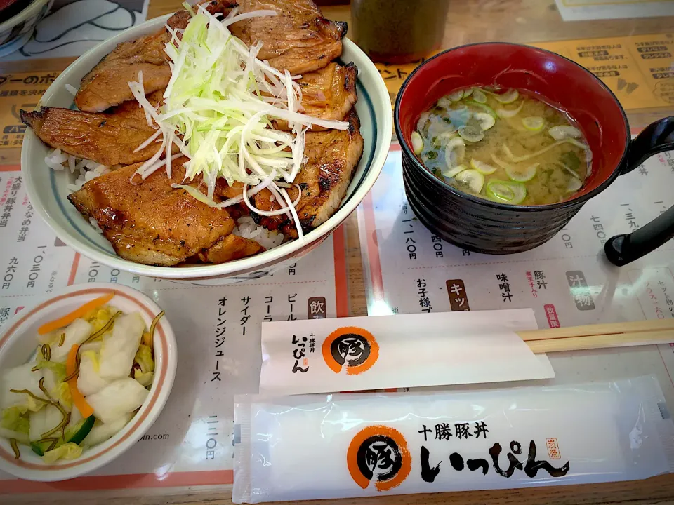 帯広出張で食べた豚丼🐷|ひーちゃんさん