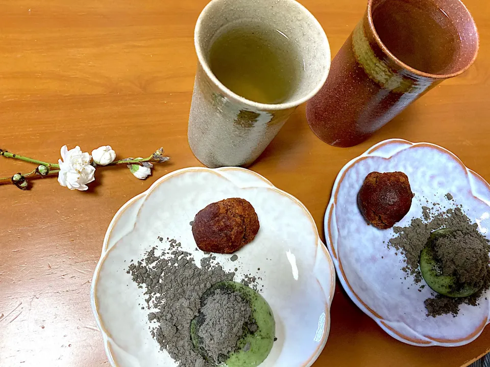 蓬餅に黒胡麻きな粉＆濡れアンダギー(沖縄土産)を八女茶と🌸桃の花が咲きました〜|さくたえさん