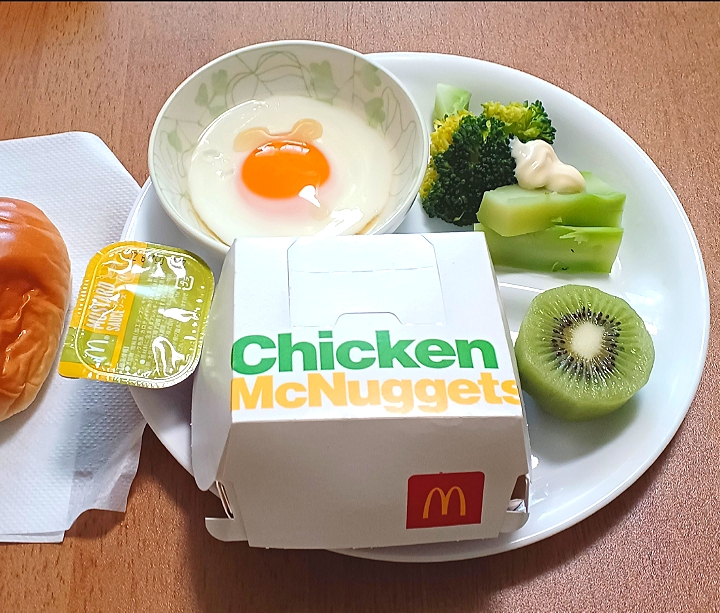 マクドのチキンナゲット
卵
ブロッコリー
キウイフルーツ
ロールパン