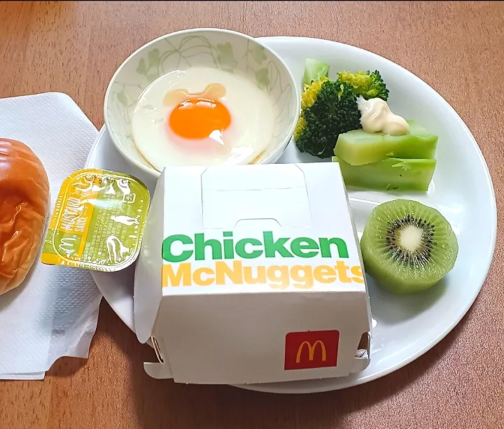 マクドのチキンナゲット
卵
ブロッコリー
キウイフルーツ
ロールパン|ナナさん