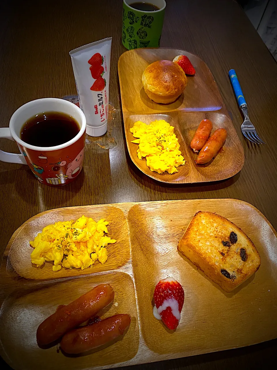 Snapdishの料理写真:スクランブルエッグ　焼きソーセージ　苺　生クリームブレッド　ラムレーズン食パン　コーヒー|ch＊K*∀o(^^*)♪さん