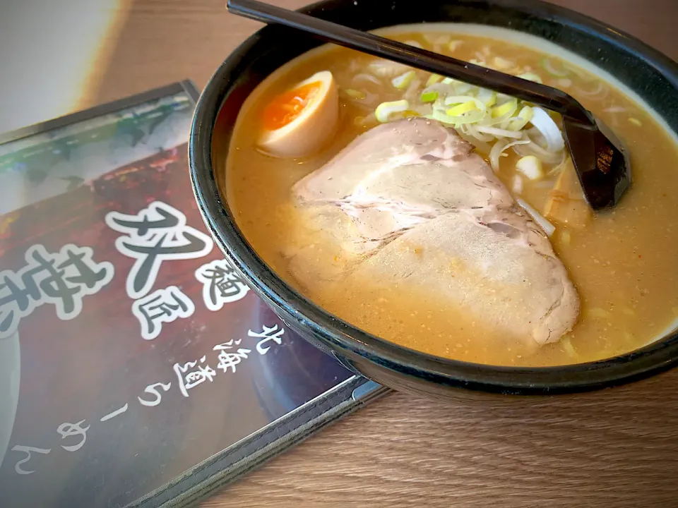 Snapdishの料理写真:北海道白味噌ラーメン🍜|ひーちゃんさん