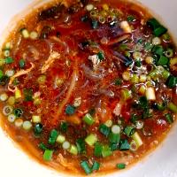 狸の宴シリーズ
陳 健一先生追悼 中国料理

取り敢えずの腹拵え
[酸辣湯麺]
激辛仕様
昨夜のベースに春雨投下(・ω・)ﾉ

もうね、此の酸辣湯食べた狸は
酸と唐辛子の辛さで暑いわ🤣

(;´д｀)はふっ
(°Д°)ｱﾂｯ
Σ(ﾟωﾟ)辛ｯ❗
(；ﾟДﾟ)酸っぱｯ❗

(;´д｀)はふっ
(°Д°)ｱﾂｯ‼️
Σ(ﾟωﾟ)辛ｯ‼️
(；ﾟДﾟ)酸っぱｯ‼️
(・ω・)…
(〃´ω`〃)旨ｯ‼️

狸、おまいは貴州人かよ⁉️🤣🤣🤣

※中国の諺に以下が在ります。
[四川人不怕辣,湖南人辣不怕,貴州人怕不辣]

意味は、四川人は辛さを恐れず、湖南人は辛くても恐れず、貴州人は辛くないのを恐れる。という意味。
辛さが好きな三省の中で貴州人が最も辛い物かつ酸っぱい物好きという事です。

其の中の酸味ですが、
貴州には元々発酵食(酸味)が特徴な上
山岳地帯に生活する苗(ミャオ)族の気候と土地柄上で酸味を重宝した様です。
因みに、
酸辣湯発祥の湖南も辛さ酸味を尊びます。
ま、
四川と湖南は貴州を中心に隣近所ですからねぇ。(*´▽｀)
味も近く、そりゃそう為るわなぁ。

