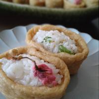 桜の塩漬けのせいなり寿司　大葉と胡麻のいなり寿司