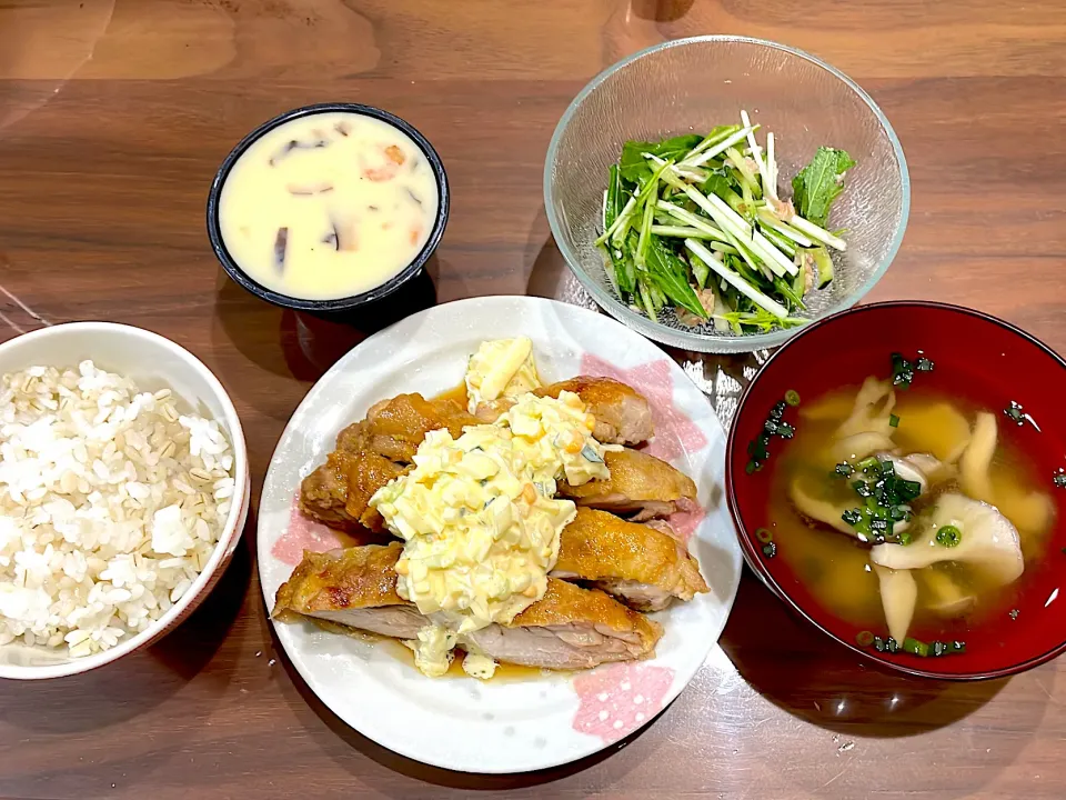 Snapdishの料理写真:チキン南蛮　きのこの味噌汁　水菜とツナの和風サラダ　市販茶碗蒸し|おさむん17さん