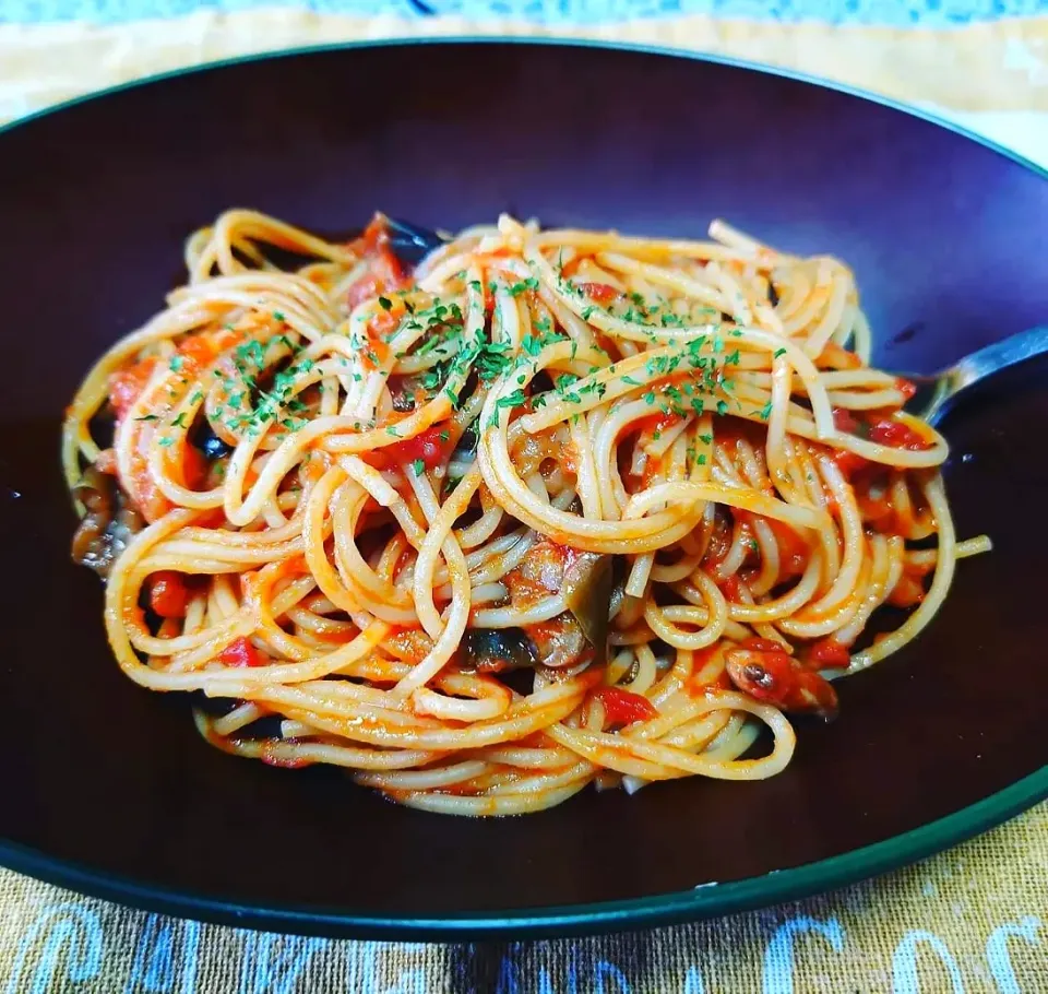 前日の余り物のトマト煮込みをパスタに変換✨　めちゃうま👍|まささん