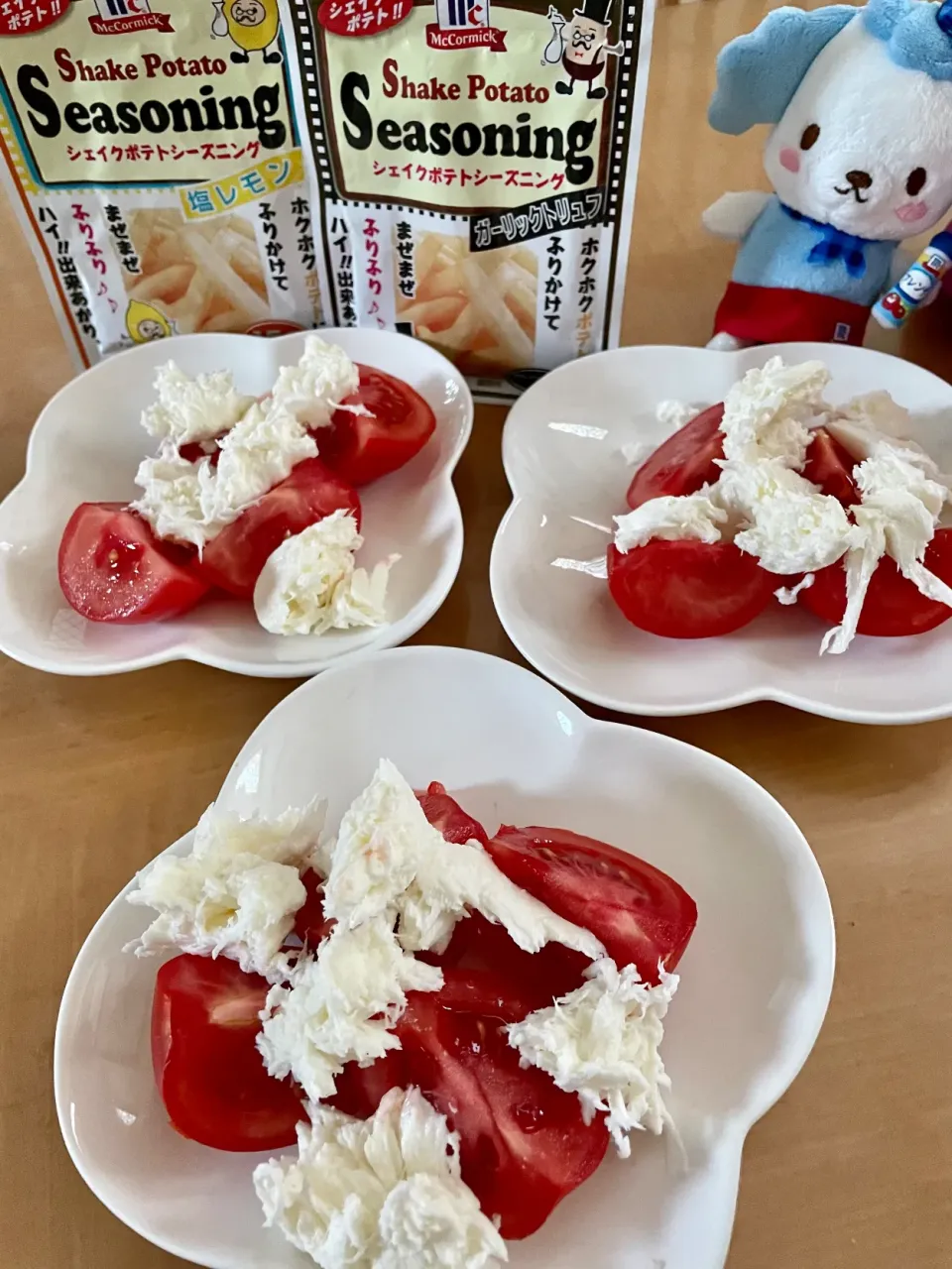 Snapdishの料理写真:フルーツトマトとモッツァレラチーズのサラダ　オリーブオイル＋シーズニング|sana.ayaさん