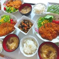夕食(*^^*)
トンカツ&サラダ🥗
ひじき煮
刺身こんにゃく
お味噌汁(なめこ、油揚げ、豆腐
)