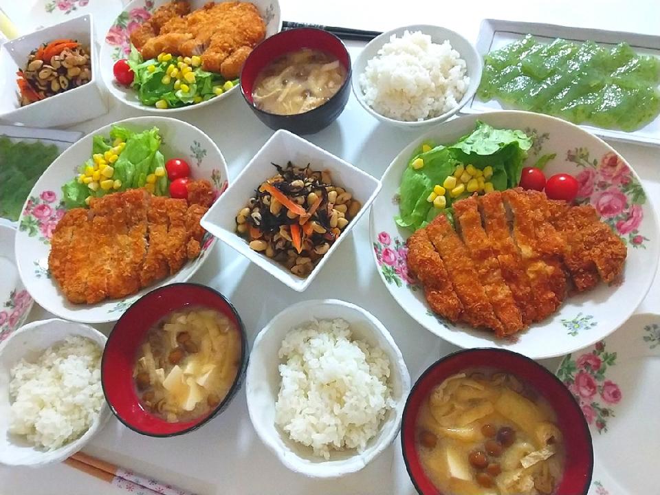 夕食(*^^*)
トンカツ&サラダ🥗
ひじき煮
刺身こんにゃく
お味噌汁(なめこ、油揚げ、豆腐
)