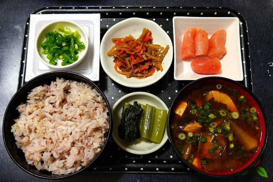 今日の朝ごはん（十六穀ごはんに辛子明太子、きんぴらごぼう、納豆、鰤と大根の味噌汁（赤だしのみそ汁）、野沢菜漬）|Mars＠釜飯作り研究中さん