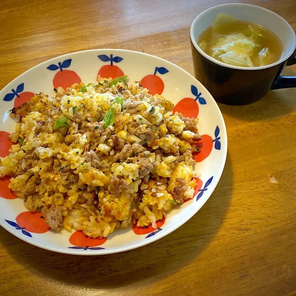 挽肉と卵と小松菜の炒飯と、キャベツのグラタン風スープ|もえさん