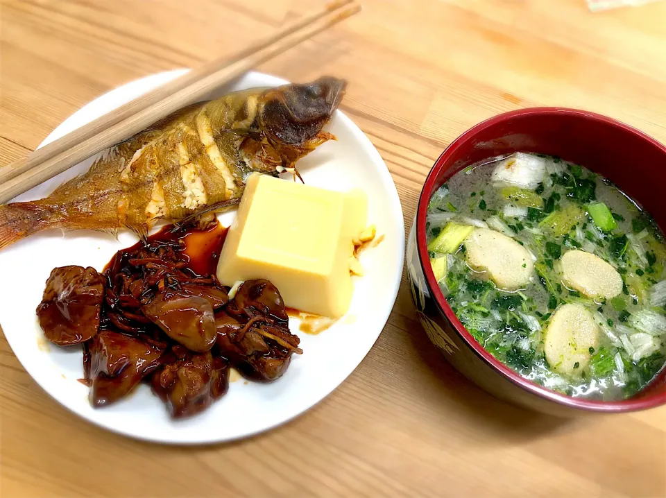 Snapdishの料理写真:今日はカレイの塩焼き、鳥肝、卵豆腐に野菜たっぷりの味噌汁です！|ワタベさん