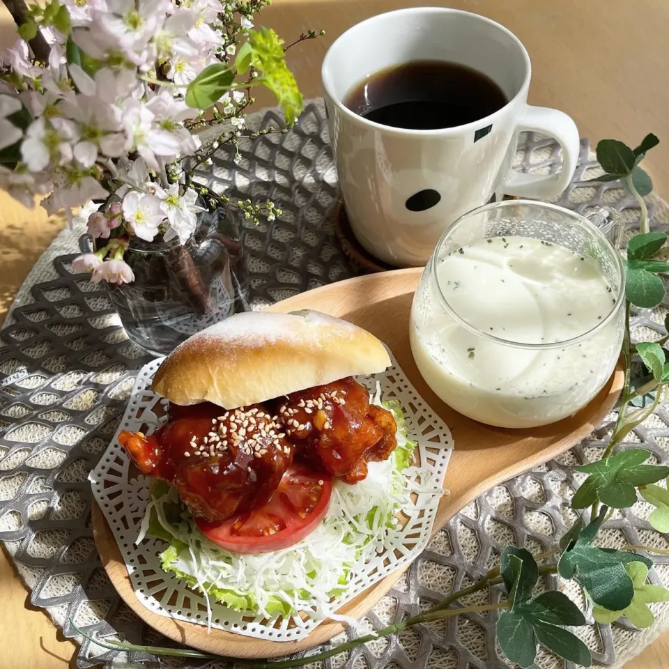 Snapdishの料理写真:3/20❤︎ヤンニョムチキンサンド＆冷製コーンスープ🌽🌱|Makinsさん