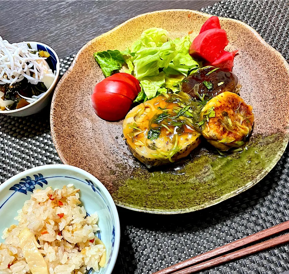 下味は塩麹で♪ 鳥つくねで蓮根挟み焼きと椎茸の肉詰め🍚✨|yukki-----さん