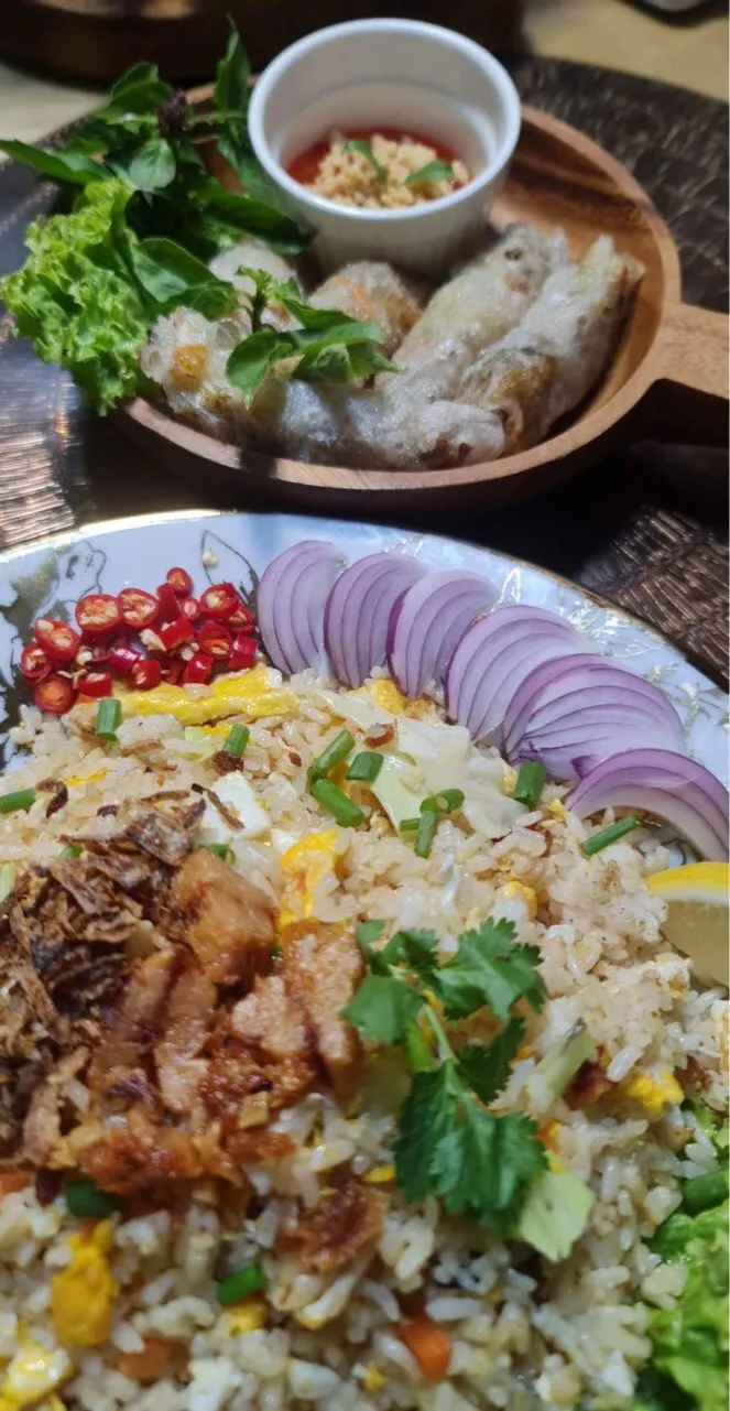 Snapdishの料理写真:Authentic Thai fried rice & crispy spring rolls.|Popさん