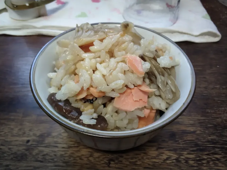 鮭と舞茸、椎茸の炊き込みご飯|にんにくと唐辛子が特に好き❤️(元シャリマー)さん