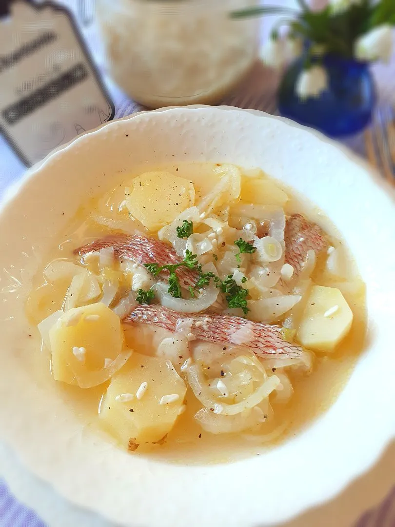 桜鯛と新じゃがと新玉ねぎの塩麹ワイン蒸し🐟|fumfumさん