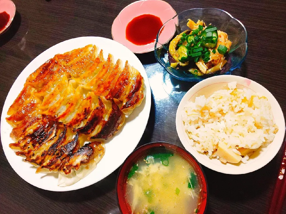 たけのこご飯、卵スープ、焼き餃子、ナスときゅうりと蒸し鶏の中華サラダ|サトリさん