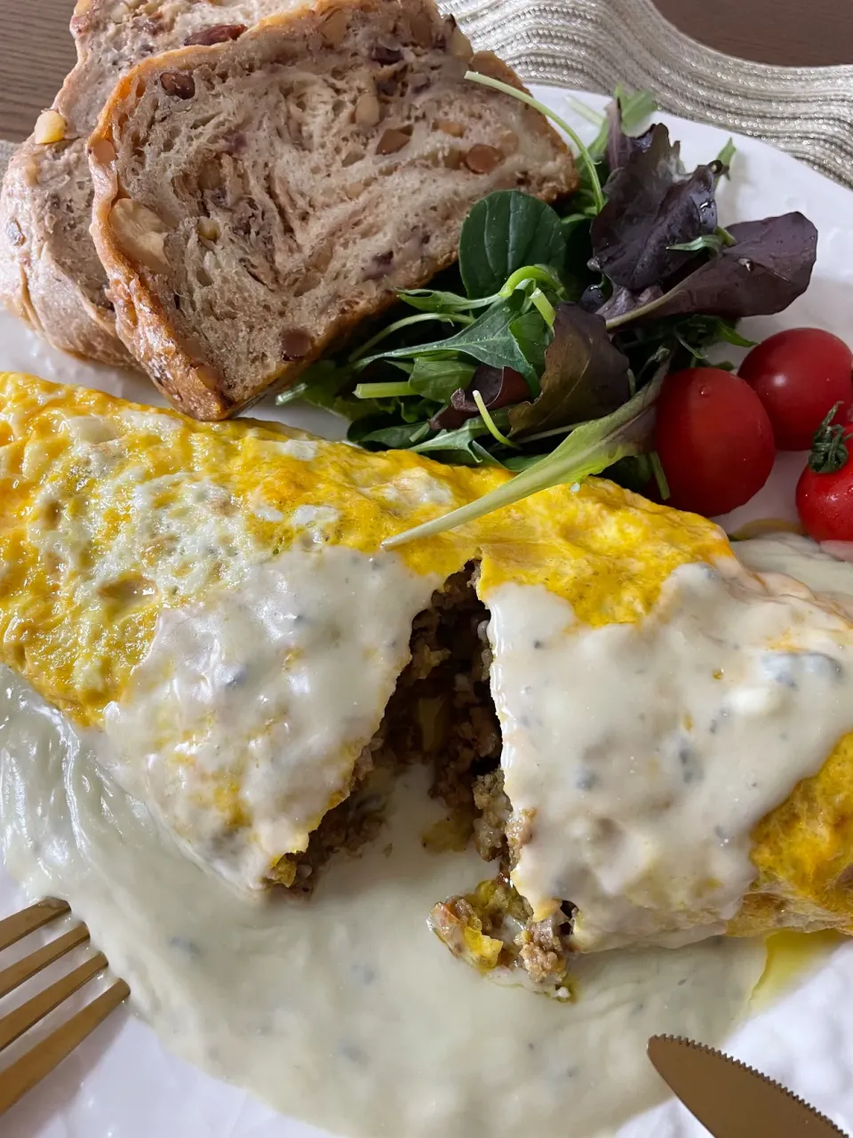 オムレツとパンでワンプレートランチ✨ジャワカレーパウダー|いっちゃんさん