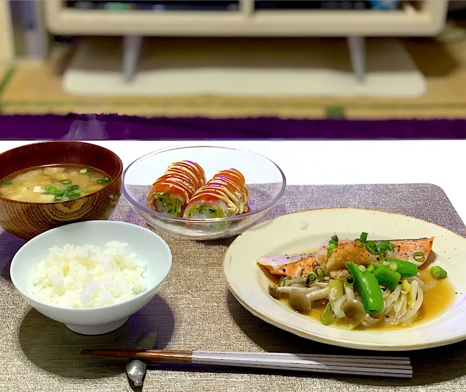 ばんごはん。鮭と野菜の蒸し物、生春巻き、お味噌汁。|yukiさん